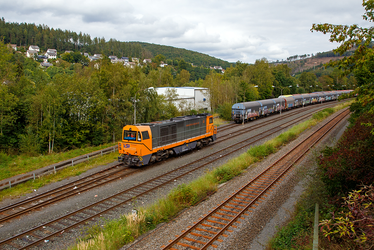 Die KSW 43 (92 80 1273 018-2 D-KSW) der KSW (Kreisbahn Siegen-Wittgenstein) rangiert am 24.09.2021 in Herdorf auf dem KSW Rbf Herdorf (Betriebsstätte Freien Grunder Eisenbahn - NE 447).

Die Lok 43 der KSW ist eine asymmetrische MaK G 2000 BB. Sie wurde 2002 bei Vossloh unter der Fabriknummer 1001327 gebaut und hat einen Caterpillar Motor 3516 B-HD mit 2.240 kW Leistung, die Höchstgeschwindigkeit beträgt 120 km/h.
