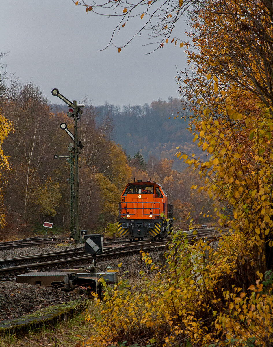 Die KSW 44 (92 80 1271 004-4 D-KSW) eine MaK G 1000 BB der KSW (Kreisbahn Siegen-Wittgenstein), eine MaK G 1000 BB, nun hat sie, am 30.11.2022, Hp 2 und kann von Gleis 2 vom Bf Herdorf über die Hellertalbahn in Richtung Burbach fahren. 