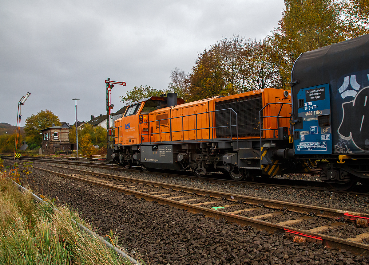 
Die KSW 46 (92 80 1277 807-4 D-KSW), eine Vossloh G 1700-2 BB der Kreisbahn Siegen-Wittgenstein, hat am 30.10.2020 mit einem Coilzug den Bf. Herdorf erreicht und fährt über das Gleis 2 zum Rbf der KSW.