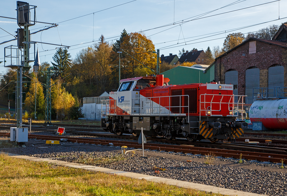 Die KSW 47 (92 80 1271 027-5 D-KSW), ex D 2 der HFM, eine Vossloh G 1000 BB der KSW (Kreisbahn Siegen-Wittgenstein), am 09.11.2021 beim Umsetzen (auf Rangierfahrt) in Betzdorf (Sieg).

Die Lok wurde 2008 unter der Fabriknummer 5001673 bei Vossloh in Kiel gebaut, 2009 ging sie zur kundenspezifische Anpassung zum Service-Zentrum Moers und erst am 16.07.2010 erfolgte die Auslieferung an HFM Managementgesellschaft für Hafen und Markt mbH in Frankfurt (Main)  D 2  (92 80 1271 027-5 D-HFM). Am 31.10.2016 ging sie dann an die Kreisbahn Siegen-Wittgenstein (KSW).