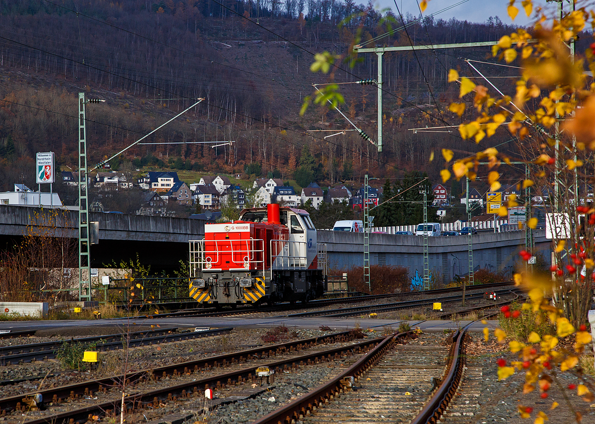 Die KSW 47 (92 80 1271 027-5 D-KSW), ex D 2 der HFM, eine Vossloh G 1000 BB der KSW (Kreisbahn Siegen-Wittgenstein), am 18.11.2021, durch Niederschelden in Richtung Betzdorf, von dort geht es dann weiter nach Herdorf.