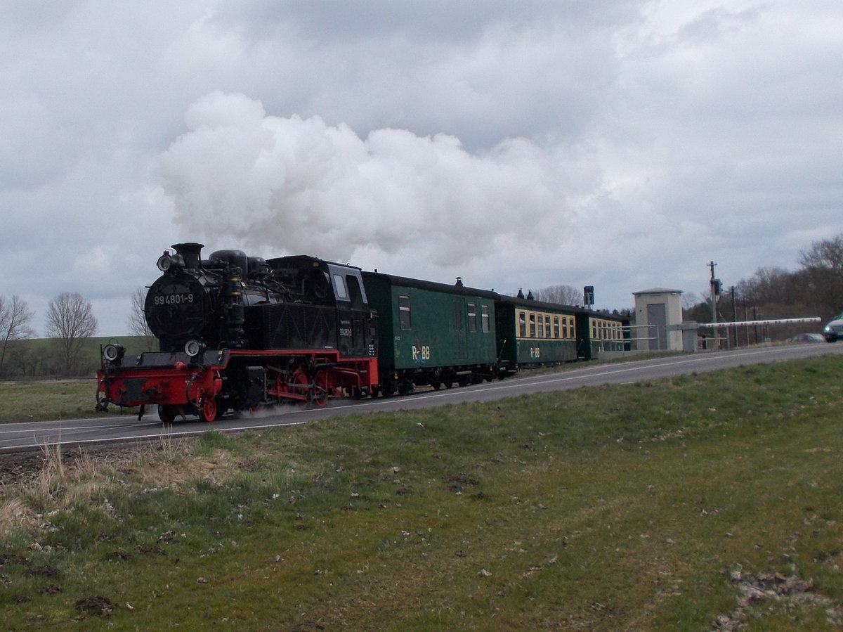 Die langen Beine in die Hand genommen und zum Glück war der Bahnübergang geschlossen als ich es,am 31.März 2016,noch schaffte die Überfahrt von 99 4801 über die B 196 bei Serams zufotografieren.