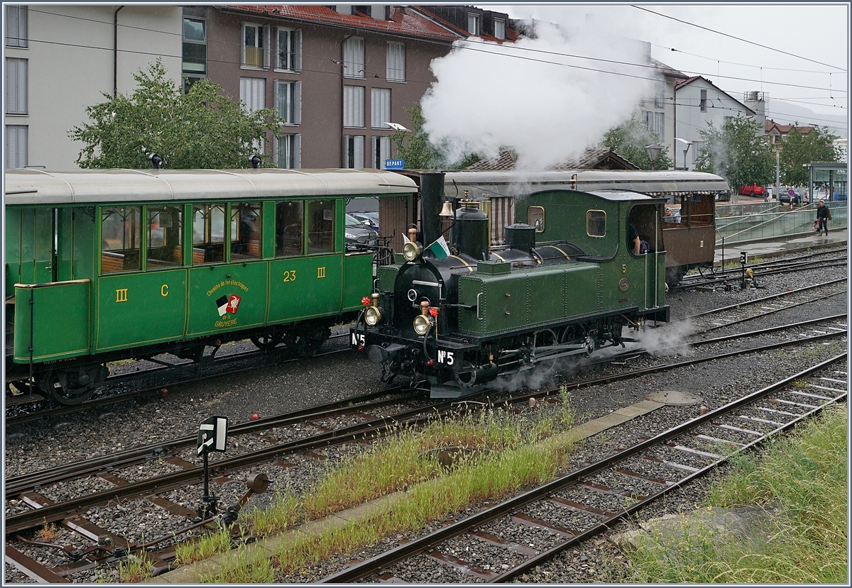 Die LEB G 3/3 N° 5 der Blonay Chamby Bahn rangiert in Blonay. 

2. Aug. 2018