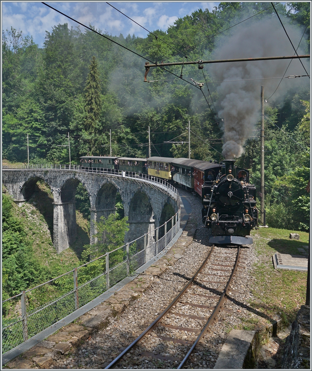 Die LEB G 3/3 N° 5 (Baujahr 1980) verlässt bei Vers Chez Rober den Baye de Clarens Viadukt.

4. Juni 2022