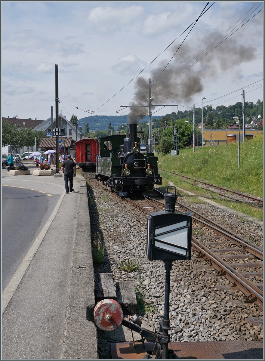 Die LEB G 3/3 N° 5 (Baujahr 1890) der Blonay-Chamby Bahn übernimmt in Blonay ihren Zug zur Rückfahrt nach Chaulin. 

4. Aug. 2024
