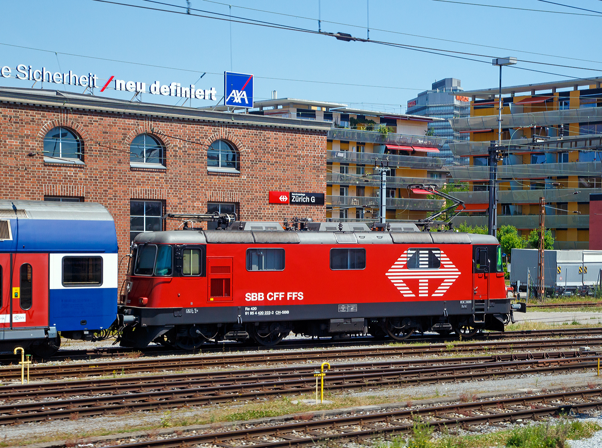 
Die LION Re 420 222-2 (91 85 4 Re 420 222-2 CH-SBB), ex SBB Re 4/4 II 11222, abgestellt am 07.06.2015 beim Hauptbahnhof Zürich. 

Aufgenommen aus einem fahrenden TGV.

Die Ende 2016 sollen insgesamt 30 Stück Re 4/4 II als Re 420 LION für die Zürcher S-Bahn SBB Industriewerk Bellinzona modernisiert werden. Sie kommen künftig in der Zürcher S-Bahn in Doppelstockzügen während der Hauptverkehrszeit zum Einsatz.
