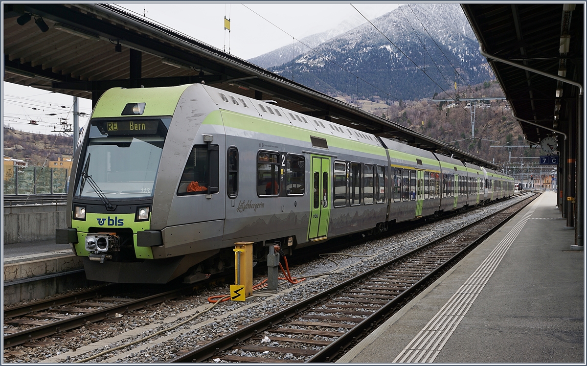 Die  Lötschbergerin  RABe 535 113 und der  Lötschberger  RABe 531 117 warten in Brig auf die Abfahrt Richtung Bern.
1. März 2017