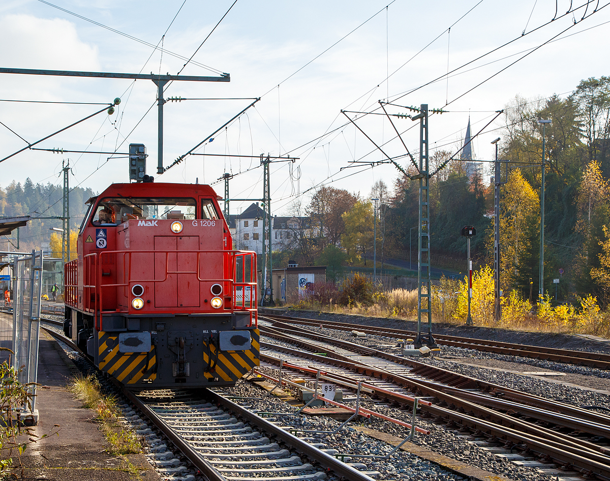 
Die Lok 4 der Railflex GmbH (92 80 1275 111-3 D-RF), eine MaK G 1206, fährt am 12.11.2016 als Lz durch den Bahnhof Betzdorf/Sieg. 

Die G 1206 wurde 2001 von Vossloh in Kiel unter der Fabriknummer 1001125 gebaut, als Mietlok hatte sie schon sehr viele Stationen. 