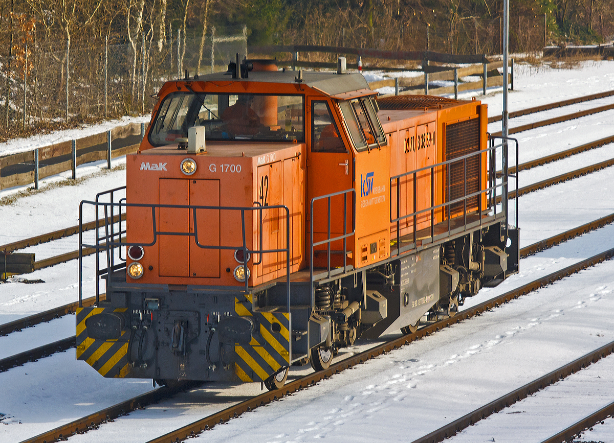 
Die Lok 42 (277 902-3) der KSW (Kreisbahn Siegen-Wittgenstein) eine MaK 1700 BB rangiert am 14.03.2014 auf dem KSW-Rangierbahnhof in Herdorf.
Die Lok ist Vossloh MaK G 1700 BB (eingestellt als 92 80 1277 902-3 D-KSW), sie wurde 2001 unter der Fabriknummer 1001108 bei Vossloh gebaut, und war die erste gebaute G 1700 BB.

Die Vossloh Lokomotive MaK G 1700 BB ist eine dieselhydraulische Lokomotive. Bei der Überarbeitung der Typenpalette nach der Übernahme der MaK durch Vossloh 1998 wurde im 4. Typenprgramm unter der Bezeichnung G 1700 BB der Bau einer vierachsigen Streckenlokomotive mit Mittelführerhaus vorgesehen. Tatsächlich handelte sich zunächst um eine Weiterentwicklung der G 1206. Die Maschine wurde in einigen Details an die Lokomotiven des 4. Typenprgramms angepasst. Dies betraf in erster Linie den Rahmen, der so geändert wurde, dass die neuen Standarddrehgestelle verwendet werden konnten. Dabei wurden die Rahmenenden so umgestaltet, dass die Lokomotiven die im 4. Typenprgramm üblichen Komfortaufstiege erhielten. Ebenfalls geändert wurde der Dieselmotor. Zum Einsatz kam der schon bei den G 1206 für die Dortmunder Eisenbahn verwendete MTU 12V 4000 R20 mit einer unveränderten Leistung von 1500 kW. Die übrigen Komponenten der G 1700 BB blieben gegenüber der G 1206 weitgehend unverändert.

Die ersten beiden Lokomotiven dieses Typs wurden im Jahr 2001 ausgeliefert. Ende 2002 und Anfang 2003 folgten weitere vier Lokomotiven als Vorratsbauten.

Nach diesen sechs Lokomotiven wurde der Bau der G 1700 BB zugunsten der technisch sehr ähnlichen und bereits weiter verbreiteten G 1206 wieder eingestellt.

Bei der G 1700-2 BB handelt es sich nicht um eine Weiteentwicklung der G 1700 BB, sondern um eine komplette Neuentwicklung.

Technische Daten
Spurweite: 1.435 mm
Achsfolge: B´B´
Länge über Puffer: 14.700 mm
Drehzapfenabstand: 7.400 mm
Drehgestellachsstand: 2.400 mm
größte Breite: 3.080 mm
größte Höhe über Schienenoberkante: 4.220 mm
Raddurchmesser neu: 1.000 mm
kleinster befahrbarer Gleisbogen: 60 m
Dienstgewicht 87,3 t
Kraftstoffvorrat 3.500 l

Motor: MTU-12-Zylinder-Dieselmotor, vom Typ 12V4000R20
Leistung: 1.500 kW bei 1800 U/min

Getriebe: Voith L 5r4 zU2
Höchstgeschwindigkeit : 100 km/h

Baujahr 2001 - 2003
gebaute Stückzahl 6