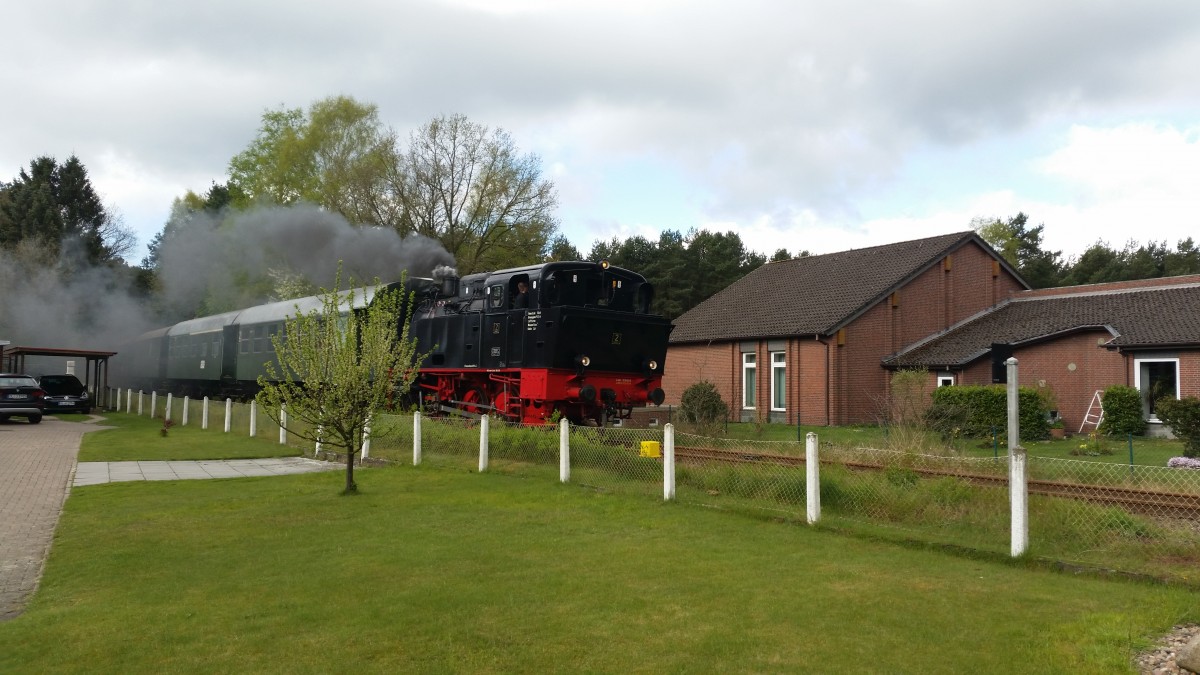 Die Lok Jan Harpstedt mit ihrem Zug in Kirchseelte am 01.05.2015 