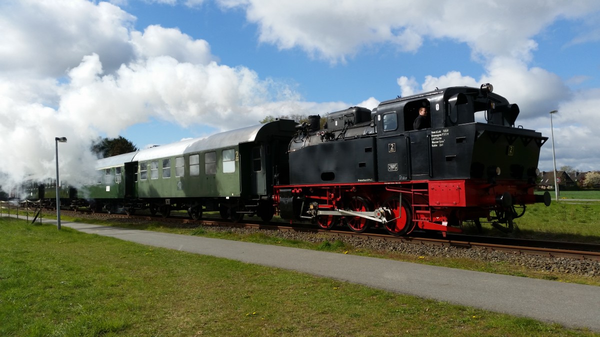 Die Lok Jan Harpstedt ist mit ihrem Zug kurz vor Gro Mackenstedt in Richtung Delmenhorst am 01.05.2015 unterwegs