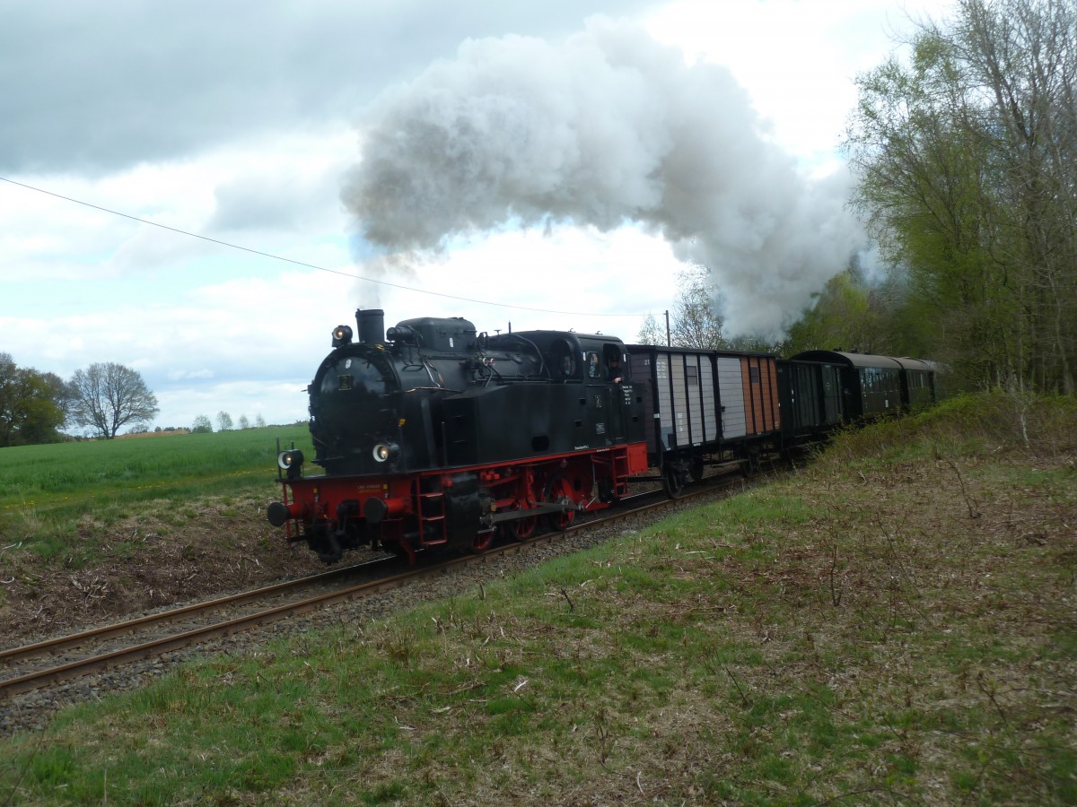 Die Lok Jan Harpstedt ist mit ihrem Zug hinter Kirchselte in Richtung Harpstedt am 01.05.2015 unterwegs