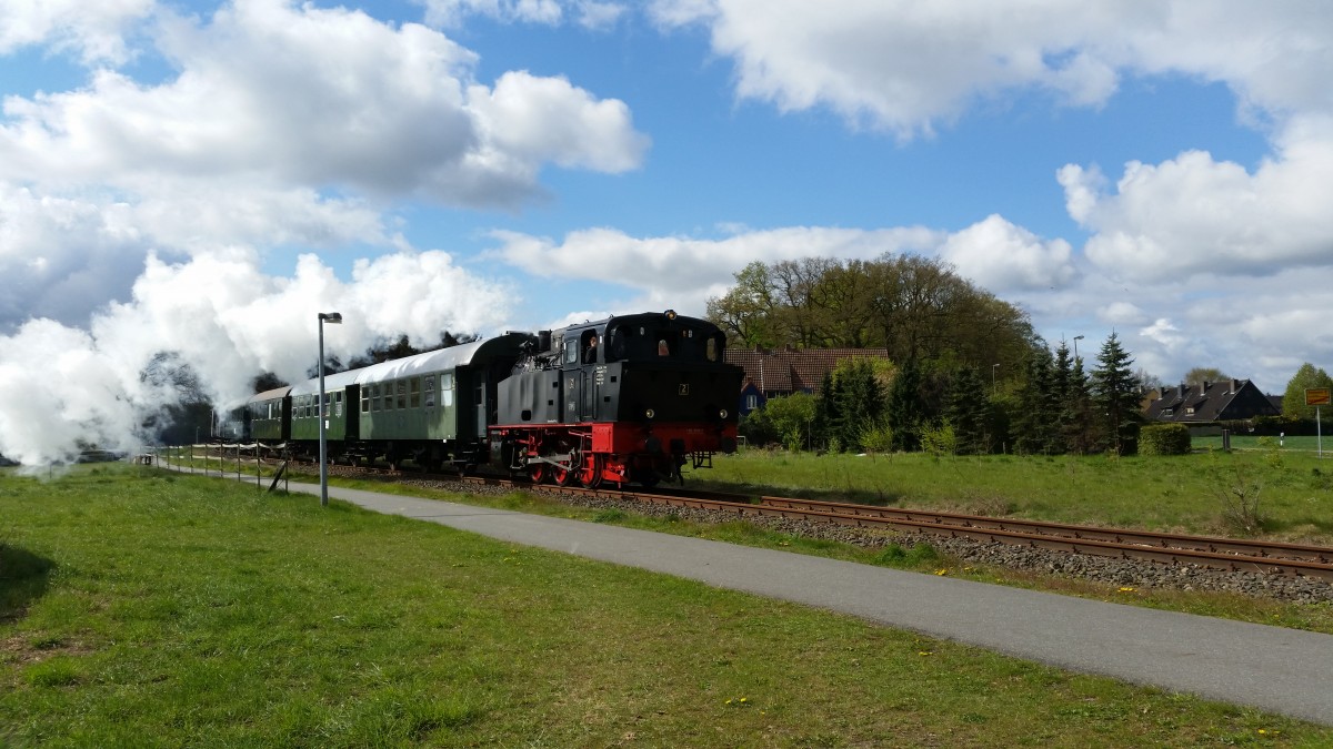 Die Lok Jan Harpstedt war am 01.05.2015 mit ihrem Zug kurz vor Gro� Mackenstedt in Richtung Delmenhorst unterwegs