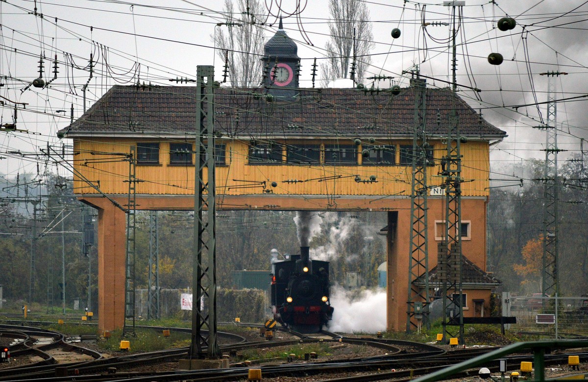 Die Lok  Speyerbach  des Eisenbahnmuseum Neustadt stand am 30.11.2014 unter dem Reiterstellwerk in Neustadt.