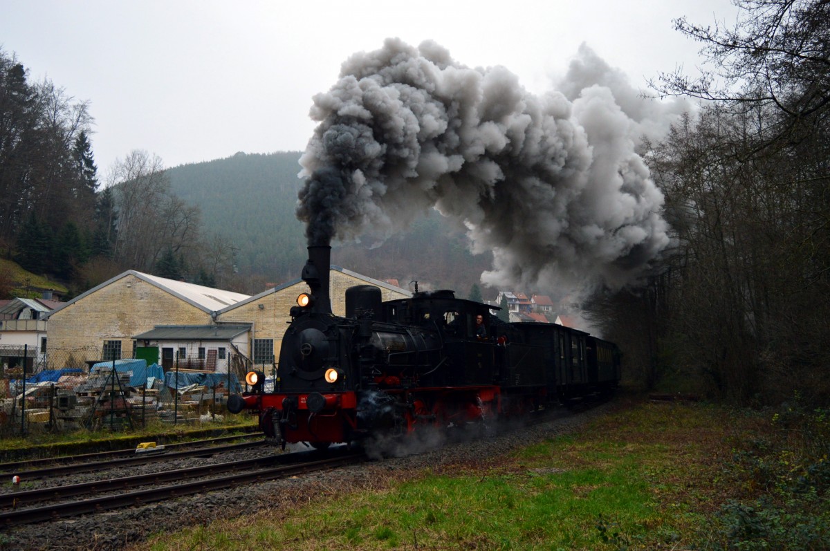 Die Lok  Speyerbach  des Eisenbahnmuseum Neustadt war am 30.11.2014 mit einem Sonderzug auf dem Kuckucksbhnel bei Franckeneck unterwegs.