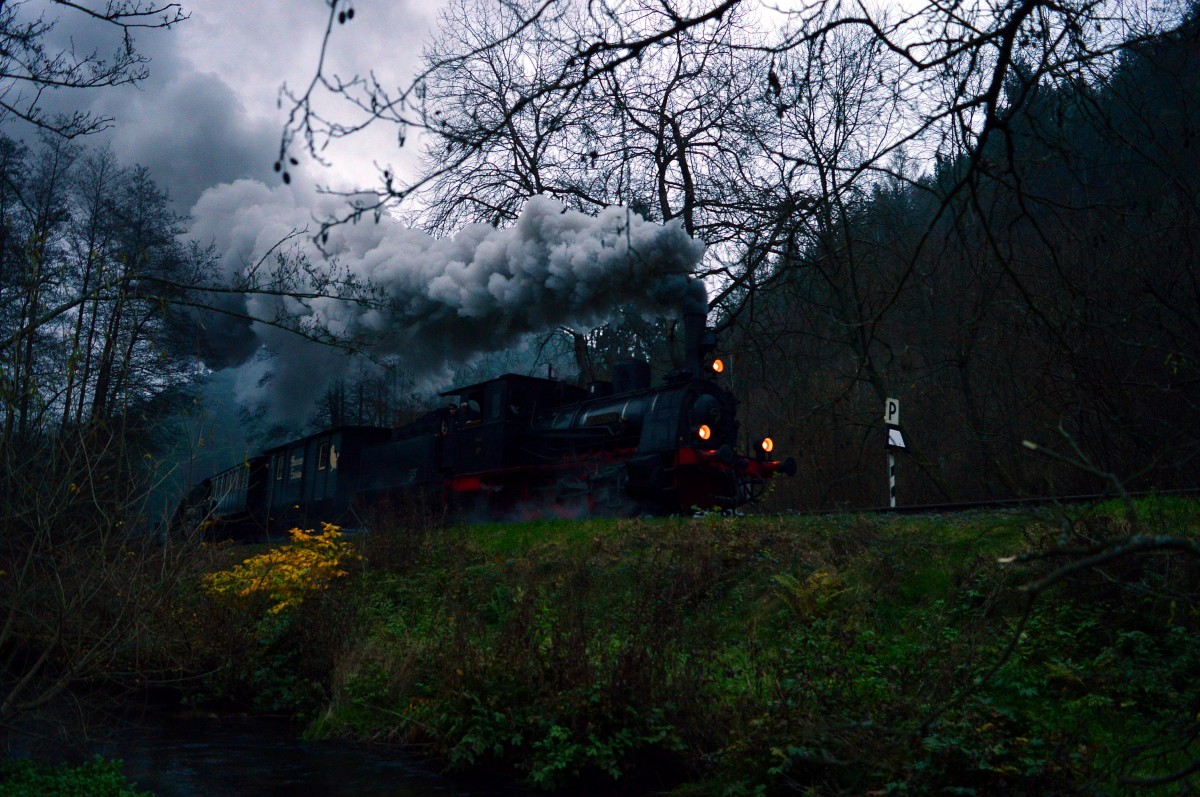 Die Lok  Speyerbach  des Eisenbahnmuseum Neustadt war am 30.11.2014 mit einem Sonderzug auf dem Kuckucksbhnel unterwegs.Hier bei der Ausfahrt aus Erfenstein.