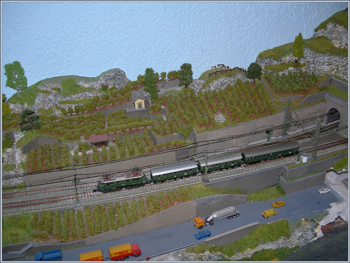 Die Märklin Mini Club DB 144 mit einem kurzen Nahverkehrszug auf meiner Anlage.

1. März 2020