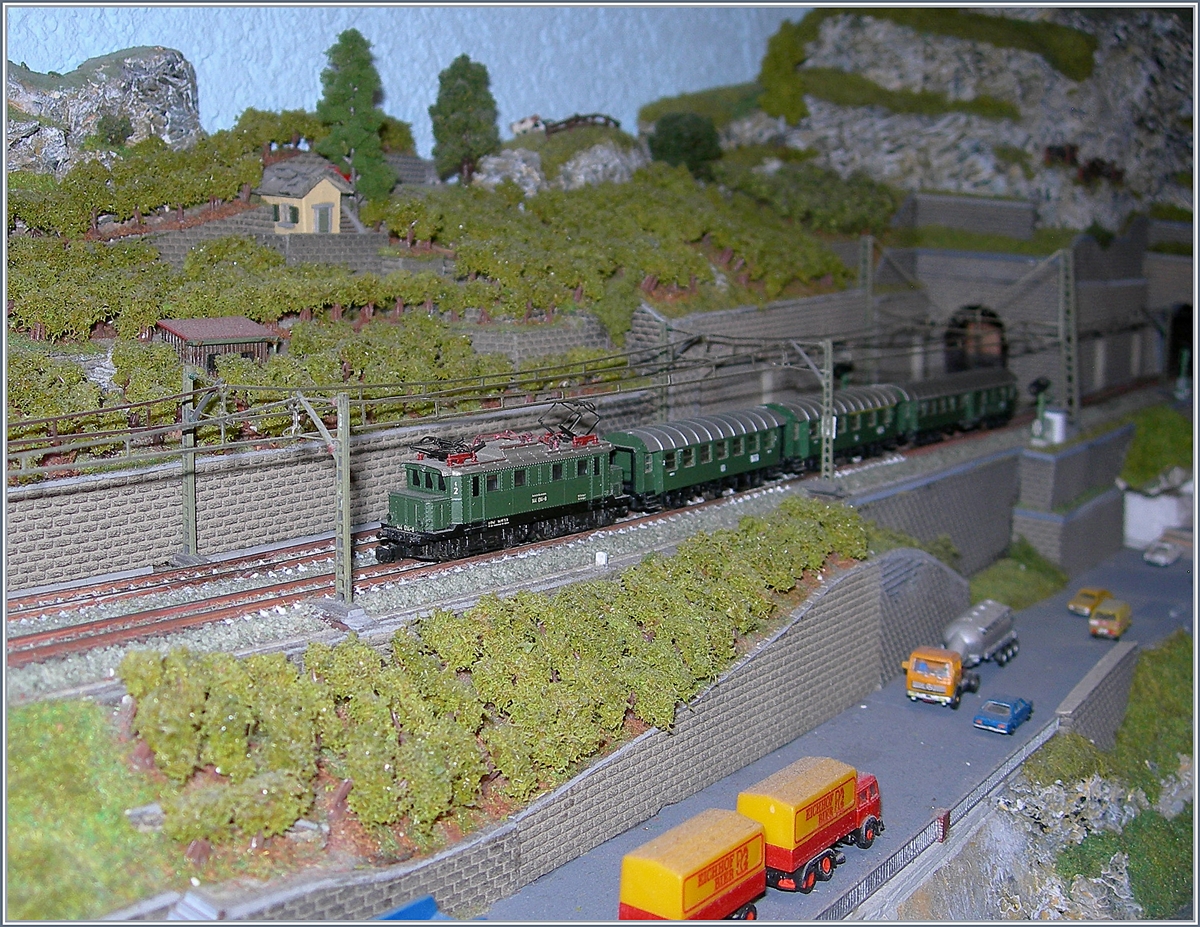 Die Märklin Mini Club DB 144 mit einem kurzen Nahverkehrszug auf meiner Anlage. 

1. März 2020