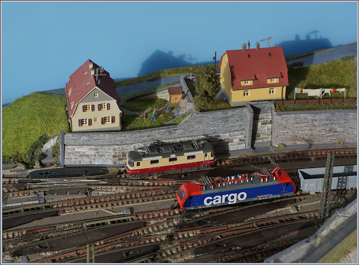 Die Märklin mini club SBB TEE Re 4/4 II 11161 und die SBB Cargo Re 474 014-8 auf einem Fragment meiner vor neun Jahren aufgegeben  Alten Z-Spur  Anlage. 

3. Jan. 2020
