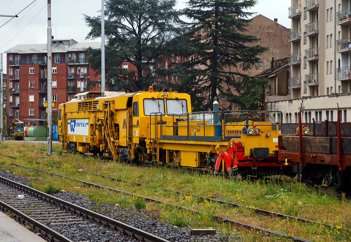 Die Matisa B 66 U eine Hochleistungs-Universal-Stopfmaschine mit Schotter-Kehrbrste am Anhnger (Rincalzatrice ferroviaria )  IT RFI 0300042-0, ex AD MRN BA 4372, der GCF Generale Costruzioni Ferroviarie S.p.A. abgestellt am 03.11.2019 beim Bahnhof Lecco.

Die B 66 U ist eine Hochleistungs-Stopfmaschine, die sich durch Stopfwerkzeuge mit einer Reichweite von 2800 mm ab Gleismitte auszeichnet. Sie ist insbesondere fr die Bearbeitung von Weichen bestimmt ist. Die vier Stopfeinheiten knnen unabhngig voneinander in  allen drei Achsen bewegt werden, was sie besonders auszeichnet. Der seitliche Verfahrweg ermglicht das Stopfen des abgehenden Stranges bis zu einem Abstand von 2.800 mm ab Gleisachse, whrend die Lngsbeweglichkeit ber 560 mm das Unterstopfen der schrg verlegten Langschwellen vereinfacht.

TECHNISCHE DATEN:
Spurweite: 1.435 mm	
Achsfolge: Bo´2´(ohne Anhnger)  	 
Eigengewicht: 78 t
Lnge ber Puffer : 34.485 mm  	 
Drehzapfenabstnde: 14.300
Achsabstand der Drehgestelle: 1.800 mm
Raddurchmesser: 840 mm
Hchstgeschwindigkeit: 100 km/h (Eigen) / 100 km/h geschleppt
Leistung des Dieselmotors: 	563 kW 
Min. Kurvenradius im Fahrbetrieb: R 90 m (R 150 m im Zugverband)
Min. Kurvenradius im Arbeitsbetrieb: R 150 m
