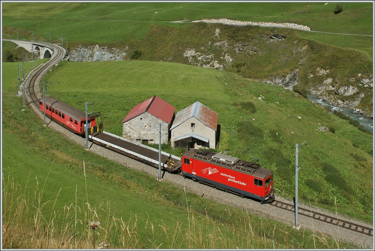 Die MGB Ge 4/4 III 81  Wallis  ist mit dem MGB Sklv 480x Rampenwagen (Auffahrwagen) einem MGB BDt 436x Steuerwagen 2. Klasse mit Gepäckabteil bei Hospental auf der Fahrt von Andermatt nach Realp. (Danke Armin für die Infos zu den Wagen)

29. August 201