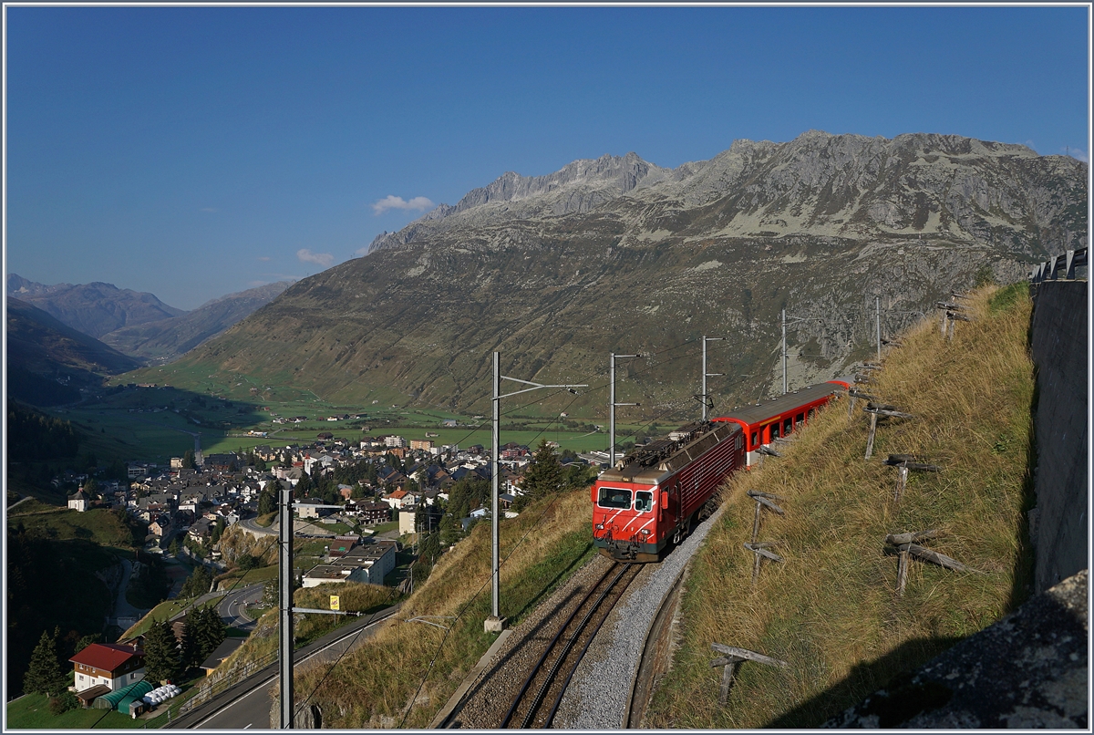 Die MGB HGe 4/4 II 108 ist mit ihrem Regionalzug 819 von Disentis kommend schon bald am Ziel ihrer Fahrt nach Andermatt, welches bereits zu erkennen ist.

17. Sept. 2020