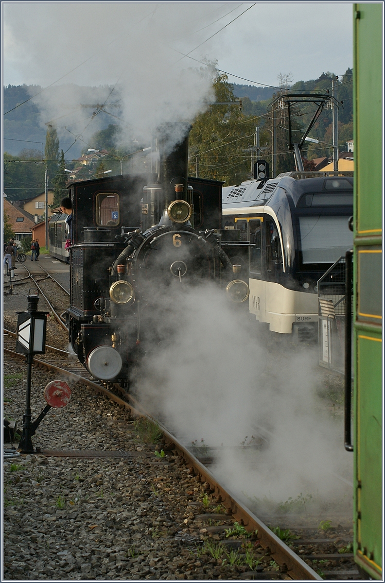 Die mit ihrem Personenzug in Blonay eingetroffene G 3/3 N° 6 beim Manöver des Umsetzens: die Lok schiebt den Zug in die Steigung, fährt zurück auf ein Wartegleis, die Personenwagen rollen an den Bahnstieg zurück und die Lok setzt sich an die Spitze des Zuges.

Im Bild die auf das Wartegeleis zurückfahrende G 3/3 N° 6. 


20. Okt. 2019