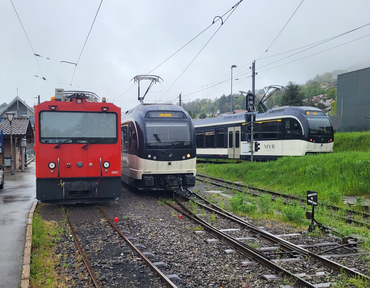 Die MOB (ex CEV MVR) HGem 2/2 2501 und der CEV MVR ABeh 2/6 7507 warten in Blonay auf ihre nächste Einsätze, während im Hintergrund der CEV MVR ABeh 2/6 7505 von Les Pléïades  kommend den Bahnhof von Blonay erreicht.
17. April 2025