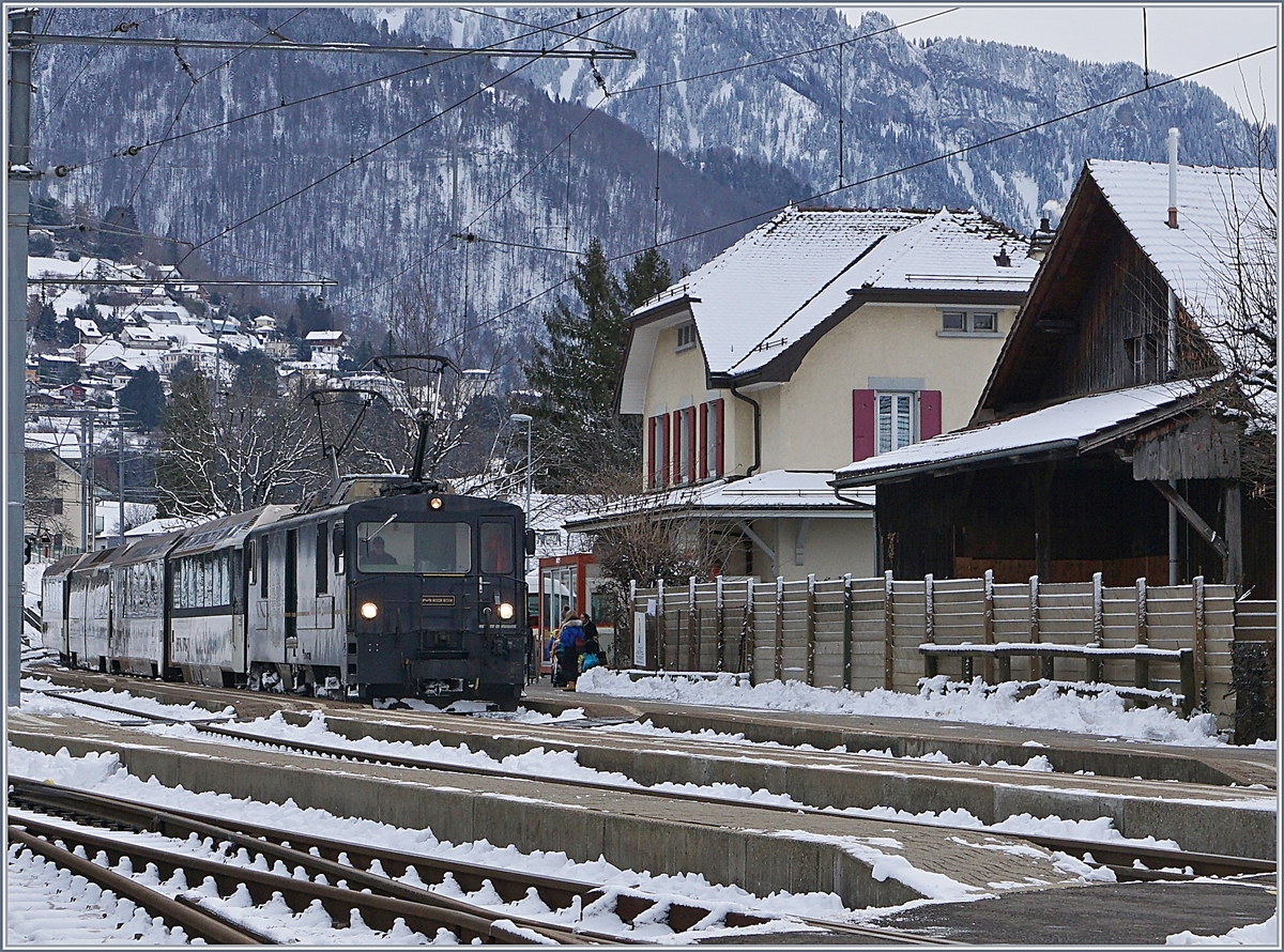 Die MOB GDe 4/4 6002 erreicht mit ihrem IR 2115 den Bahnhof von Chernex.
29. Dez. 2017