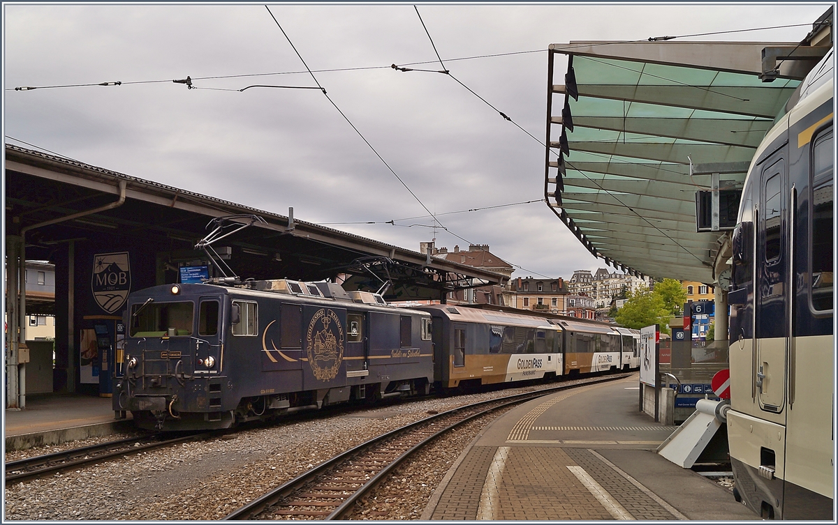 Die MOB GDe 4/4 6002 wartet mit ihrem GoldenPass Panoramic Express in Montreux auf die Abfahrt nach Zweisimmen.

6. Sept. 2020