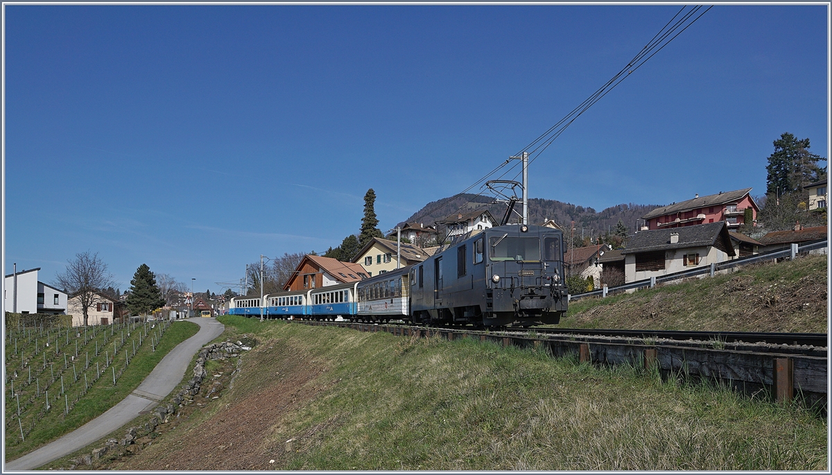 Die MOB GDe 4/4 6002 ist mit einem MOB Extrazug bei Planchamp unterwegs. 

16. März 2020