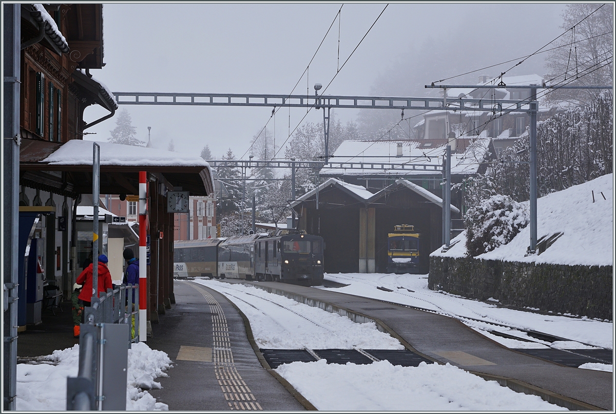 Die MOB GDe 4/4 6002 erreicht mit ihrem MOB Golden Pass Panoramic von Montreux nach Zweisimmen den Bahnhof von Les Avants.

6. Dez. 2020