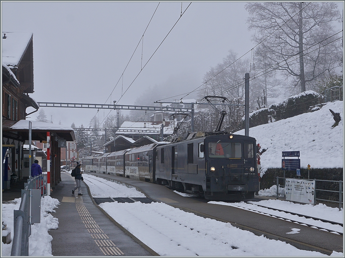 Die MOB GDe 4/4 6002 mit ihrem GoldenPass Panoramic beim Halt in Les Avants.

06. Dez. 2020