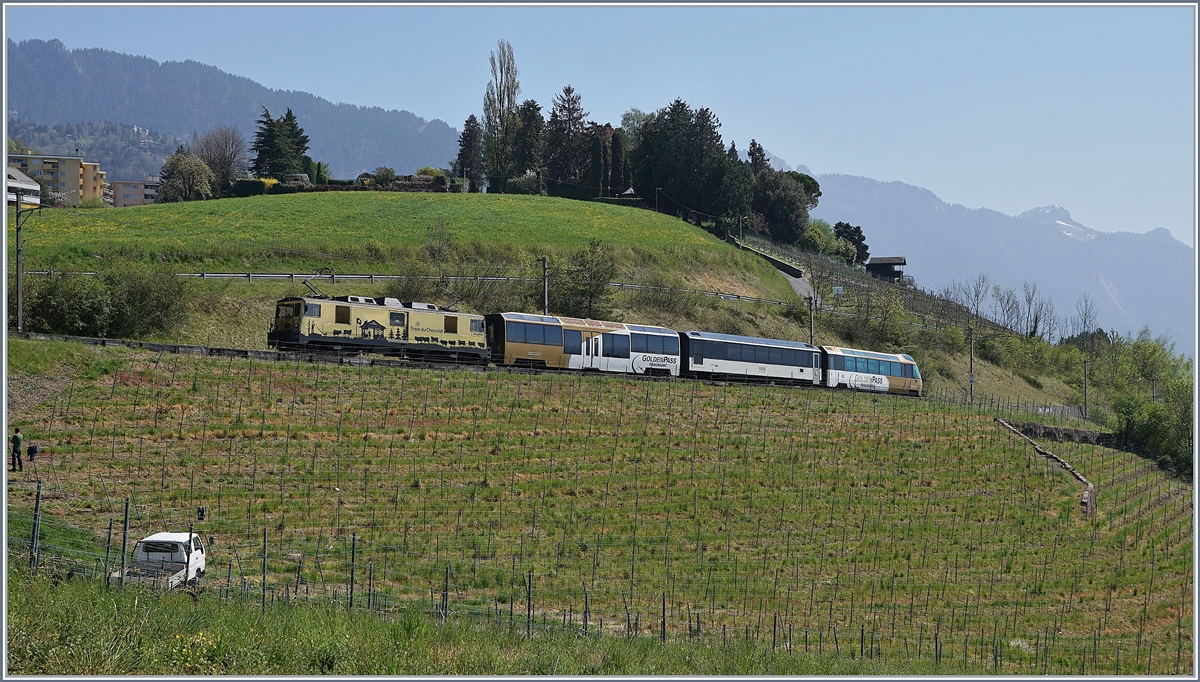 Die MOB GDe 4/4 6003  Train du Chocolat  ist mit einem Panoramic Expess bei Planchamp auf dem Weg nach Montreux. 

14. April 2020
