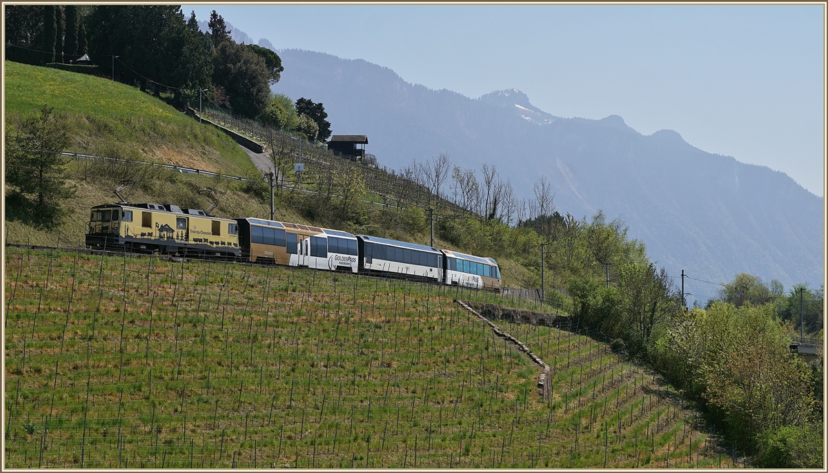 Die MOB GDe 4/4 6003 ist mit ihrem Panoramic Express kurz nach Planchamp auf dem Weg nach Montreux. 

14. April 2020