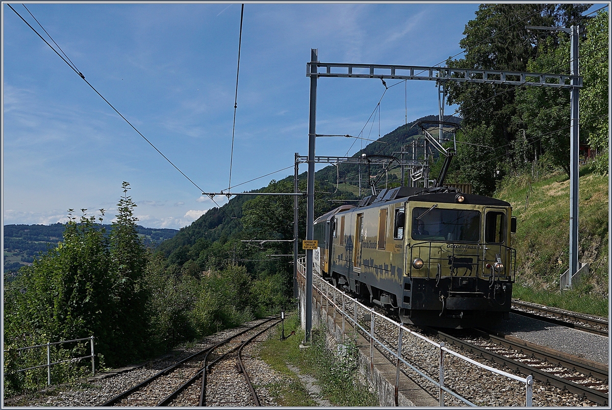 Die MOB GDe 4/4 6003 erreicht mit ihrem Panoramic Express 2123 von Zweisimmen nach Montreux den Bahnhof von Chamby, links im Bild die Strecke nach Blonay. 

25. Juli 2020