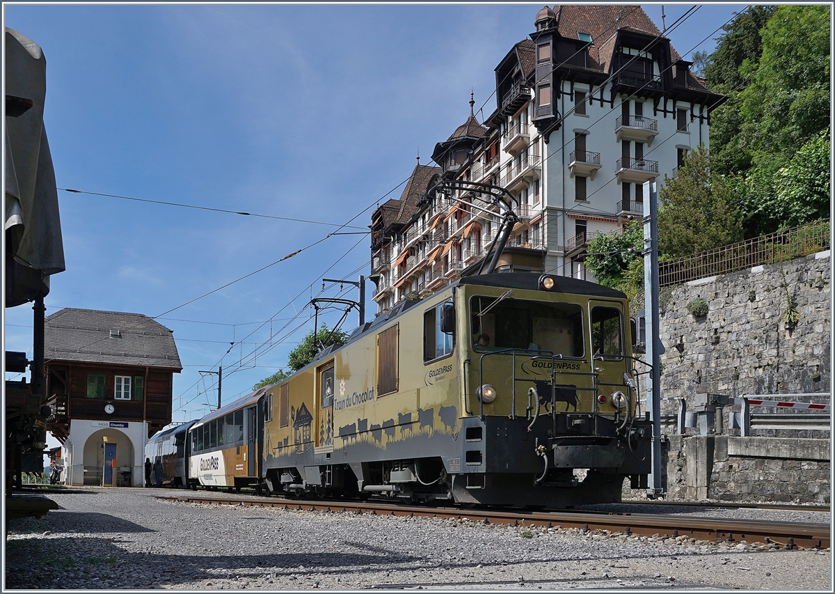 Die MOB GDe 4/4 6003 wartet mit ihrem Golden Pass Panoramic Express Chamby auf den Gegenzug. 

25. Juli 2020