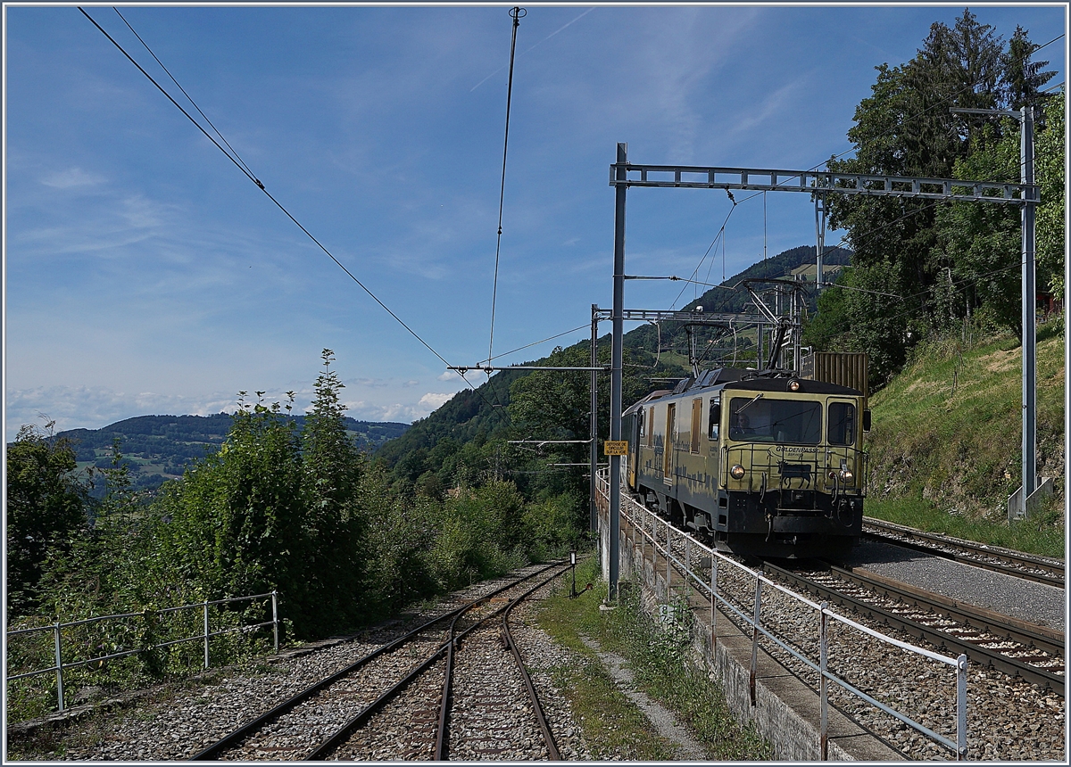 Die MOB GDe 4/4 6003 erreicht mit ihrem Golden Pass Panoramic Express Chamby.
Links im Bild die Strecken nach Blonay. 

25. Juli 2020