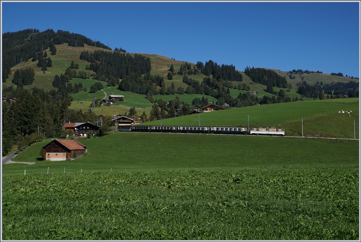 Die MOB GDe 4/4 6004 mit einem GoldenPass Classic nach Montreux kurz nach Schönried.
30. Sept. 2016