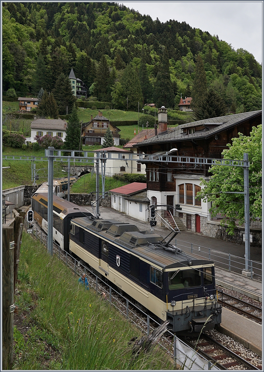 Die MOB GDe 4/4 6004  Interlaken  schiebt ihren MOB Panoramic Express bei Les Avants in Richtung Zweisimmen. 

2. Mai 2020