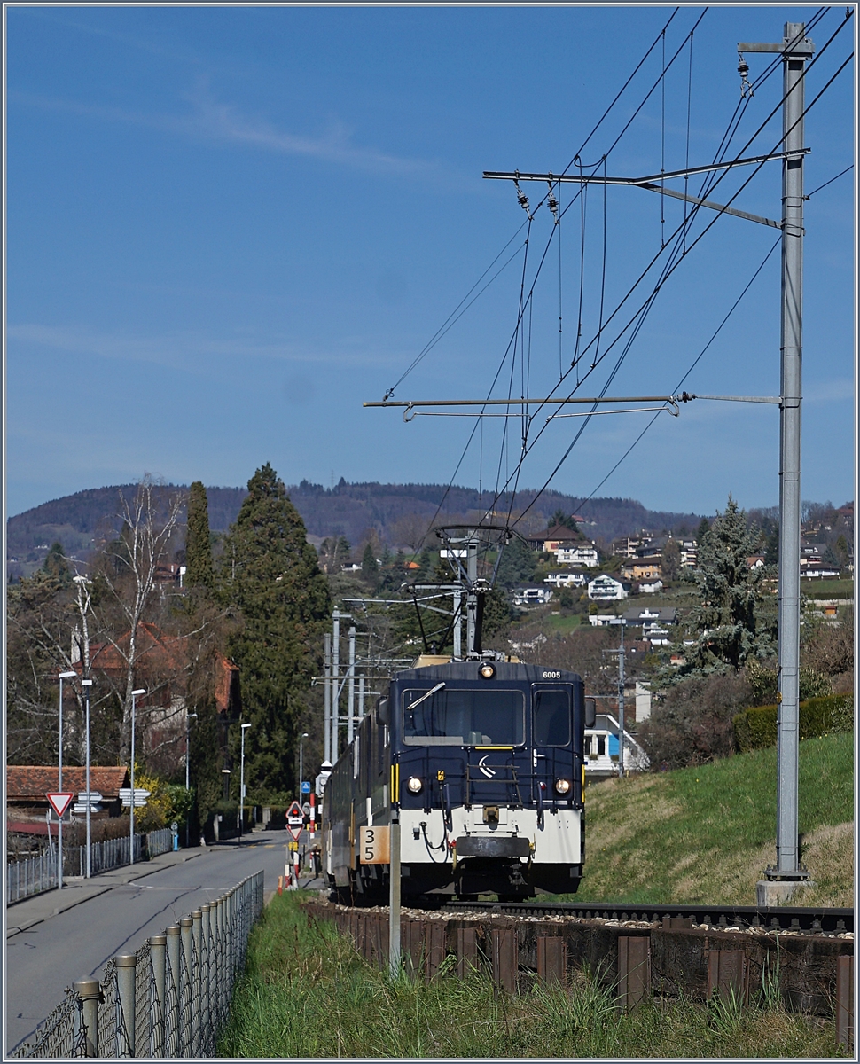 Die MOB GDe 4/4 6005 mit einem Panoramic Express auf der Fahrt nach Zweisimmen kurz nach Fontaivent. 

15. März 2020 