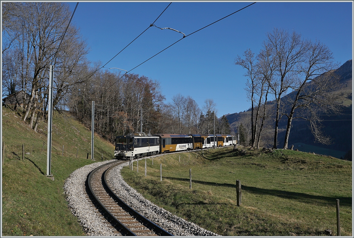 Die MOB GDe 4/4 6005 ist kurz vor Montbovon mit einem GoldenPass Panoramic unterwegs. 

26. Nov. 2020