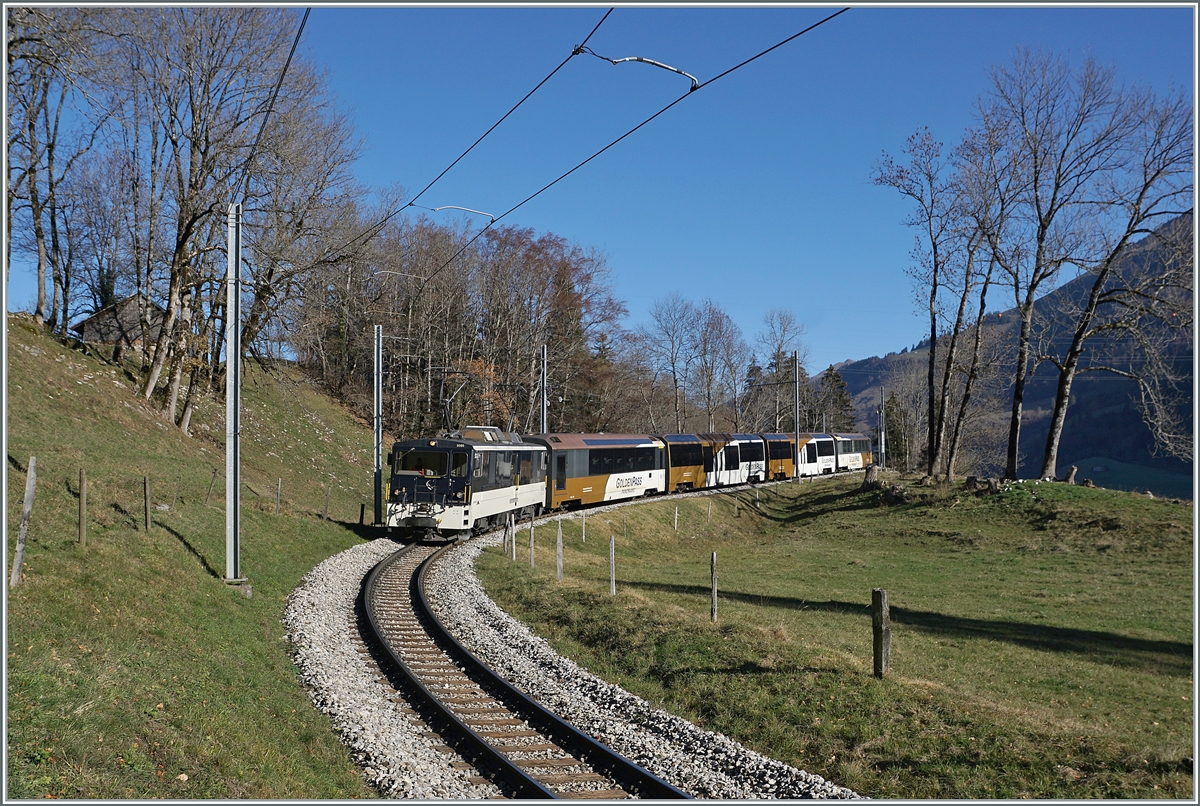 Die MOB GDe 4/4 6005 ist mit einem MOB Panoramic Express von Montreux nach Zweisimmen kurz vor Montbovon unterwegs. 

26. Nov. 2020