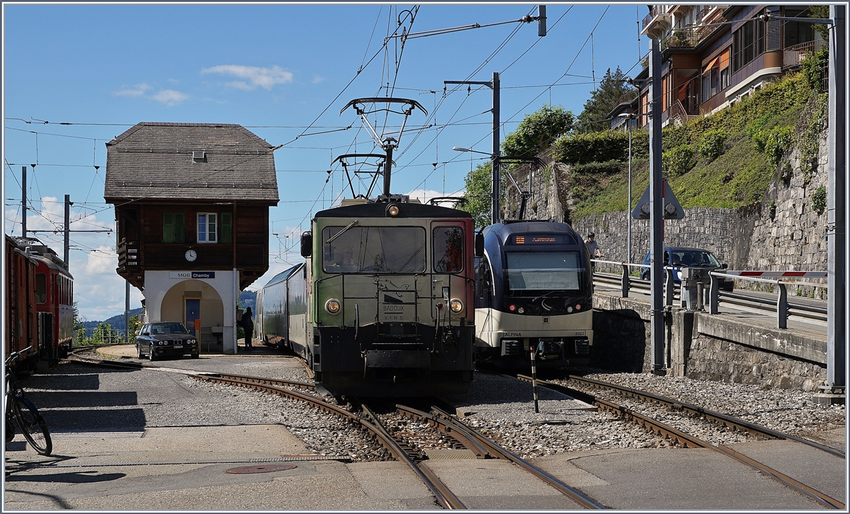 Die MOB GDe 4/4 6006 mit ihrem Panoramic Express kreuzt in Chamby ihren Gegenzug, der schon fast hinter dem Panoramic Express verschwindet. 

21. Juni 2020