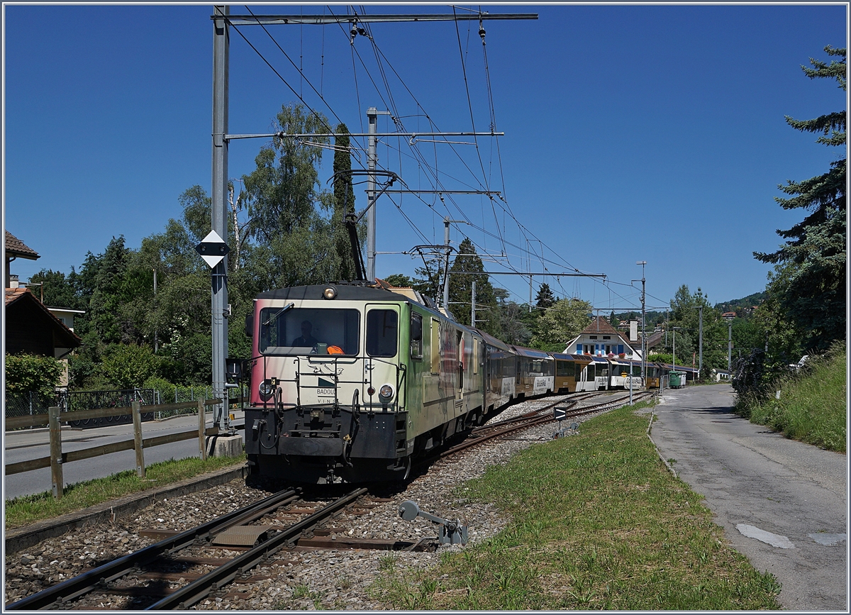 Die MOB GDe 4/4 6006 mit ihrem Panoramic Express auf der Fahrt von Montreux nach Zweisimmen. Durch den Umbau auf automatische Kupplung, wird der Wagenpark mit der ursprünglichen Kupplung immer kleiner und da die GDe 4/4 nicht auf die automatische Kupplung umgebaut werden können, werden sie wohl in Bälde aus dem Planbetrieb ausscheiden. 

21. Mai 2020