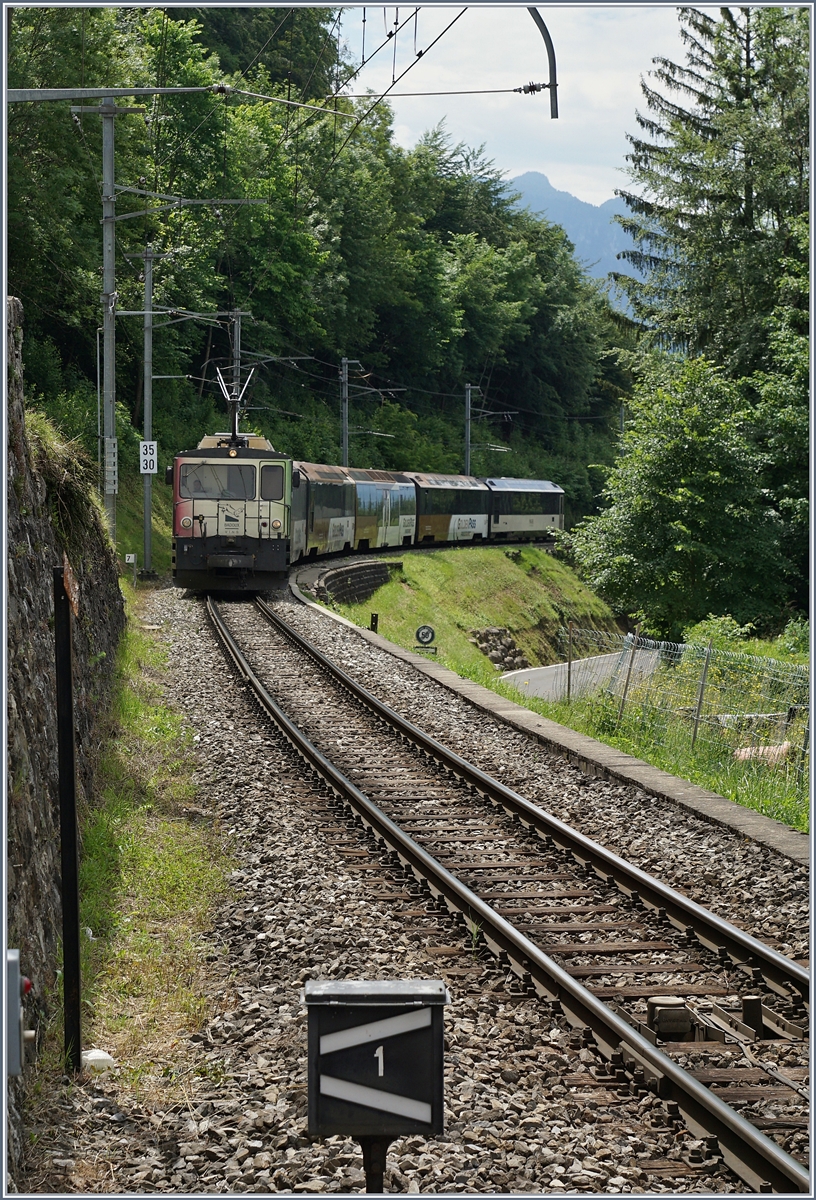 Die MOB GDe 4/4 6006 erreicht mit ihrem Panoramic Express nach Zweisimmen den Bahnhof von Chamby.

13. Juni 2020