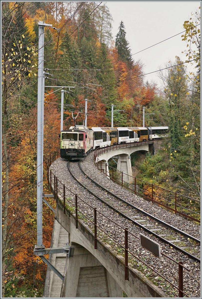Die MOB GDe 4/4 6006 ist mit ihrem MOB GoldenPass Panoramic kurz nach Les Avants auf dem Weg nach Montreux.

28. Okt. 2020