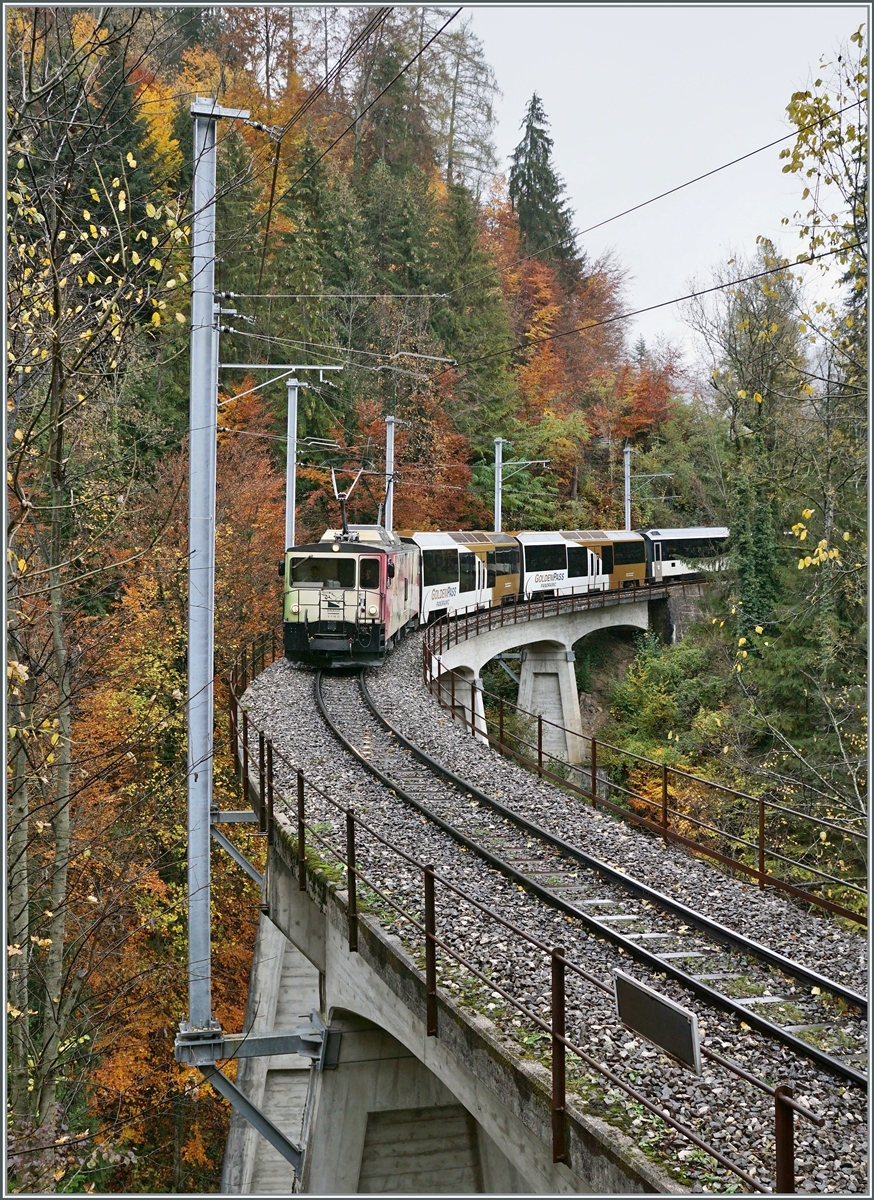 Die MOB GDe 4/4 6006 ist mit einem Parnoramic Express kurz nach Les Avants auf dem Weg von Zweisimmen nach Montreux.

28. Okt. 2020