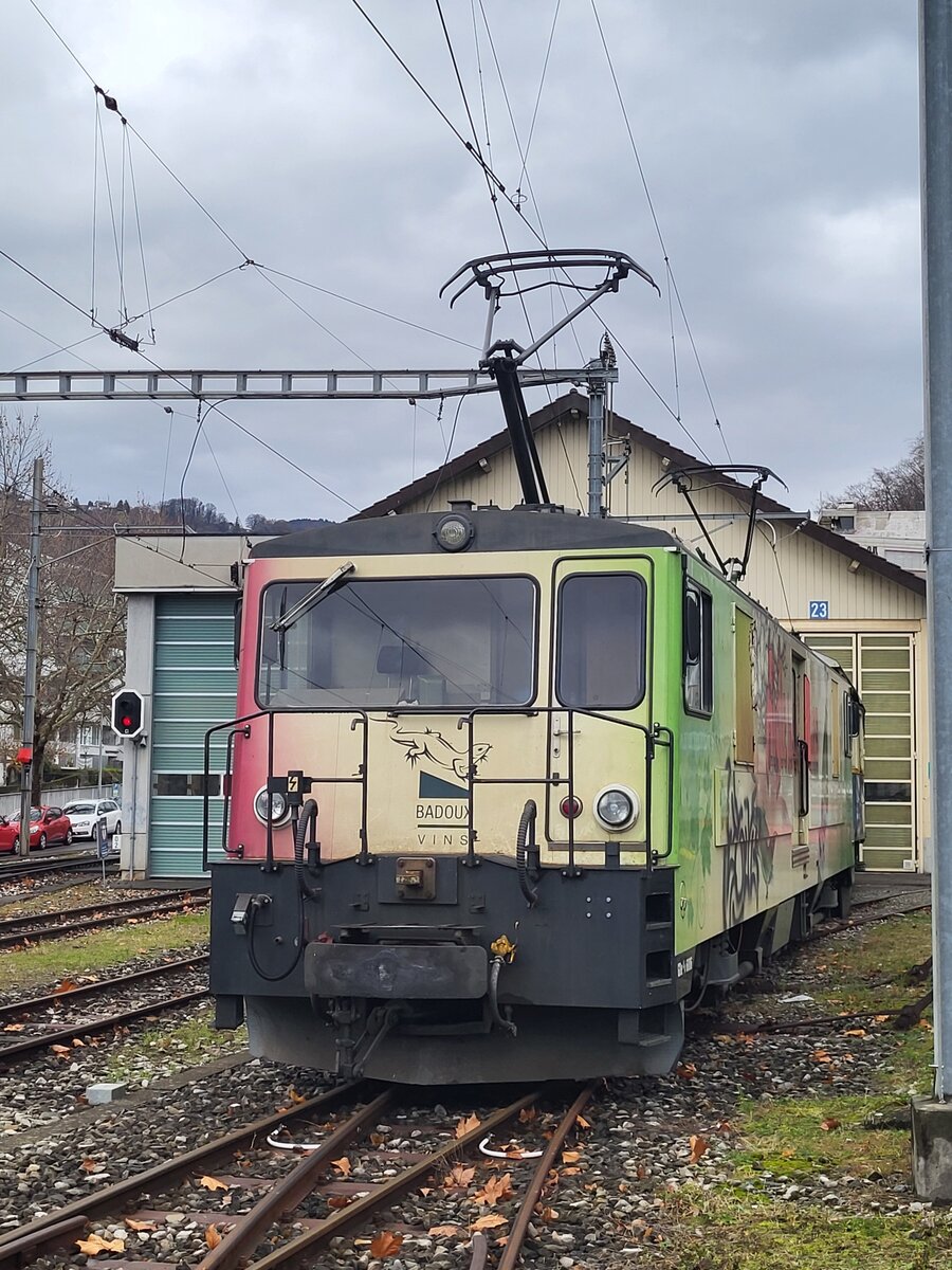 Die MOB GDe 4/4 6006 steht in Vevey. Hinter der Lok ist der BD e 4/4 28 versteckt, Grund unbekannt 
3. Dez. 2024