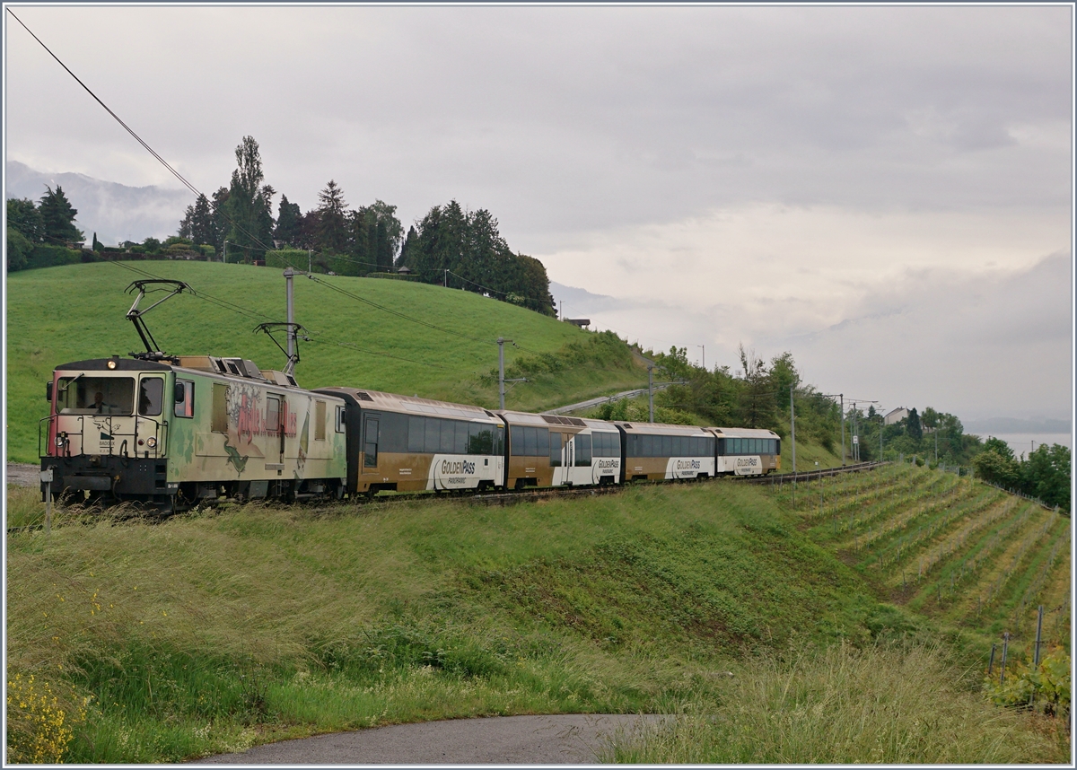 Die MOB GDe 4/4  Aigles les Mureilles  ist mit einem Panoramic Express bei Planchamp auf dem Weg nach Zweisimmen. 

13. Mai 2020